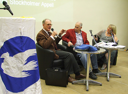 Auf dem Foto (von links nach rechts): Tve Schur, Victor Grossman und Elke Bitterhof.